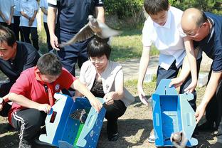 嗯？克莱随便冲内线上空篮 勇士开场7-2打停雄鹿